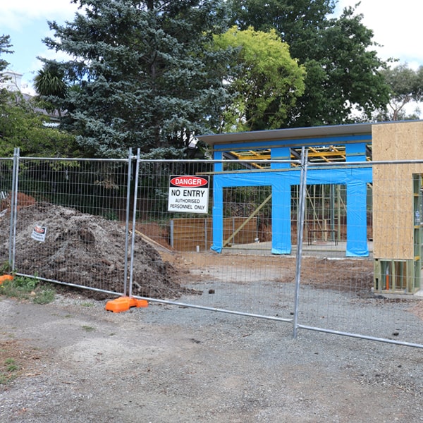 do you deliver and install temporary fencing and what's the price for this in Lake Lorelei
